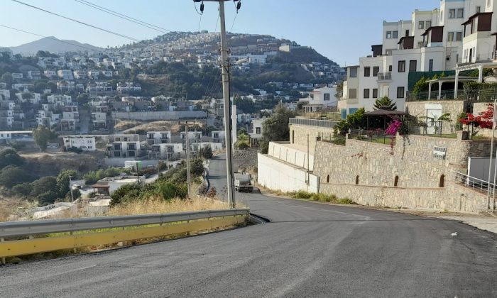 KOYUNBABA’DA VATANDAŞ KENDİ YOLUNU ASFALTLADI