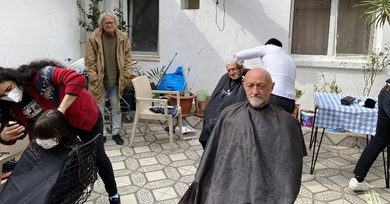 Öğretmen Ve Öğrenciler Kimsesizlerin İhtiyaçlarını Giderdi