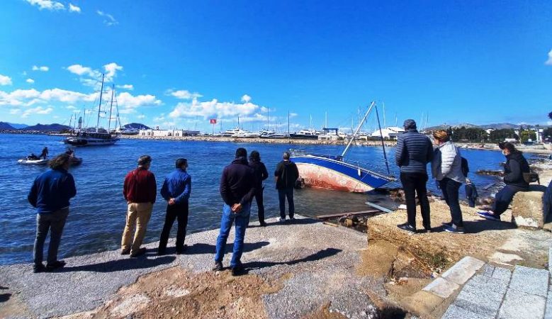 Kıyıya Vuran Tekne Kurtarıldı