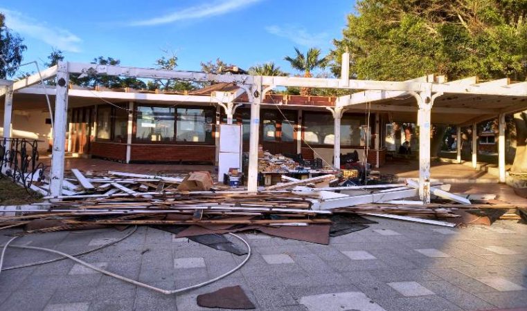 Amiral Kafe Önce Terkedildi, Şimdi Yıkılıyor…