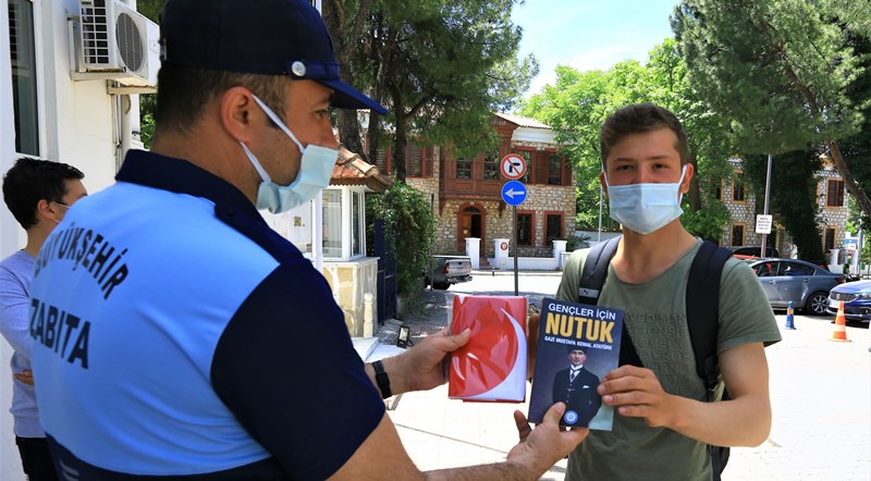 Büyükşehir’den Gençlere Nutuk ve Türk Bayrağı Dağıttı