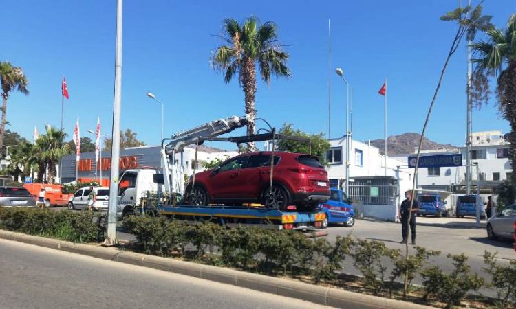 Turgutreis’te Hatalı Park Eden Araçlar Çekilmeye Başladı