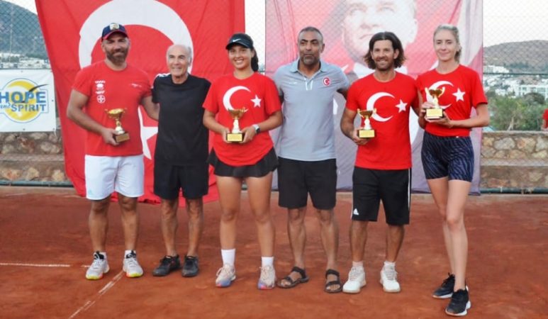 Zaferin Coşkusu Tenis Kortlarına Da Yansıdı…