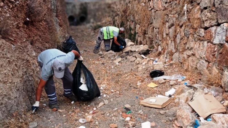 Dere Yataklarından 485 Torba Çöp Toplandı