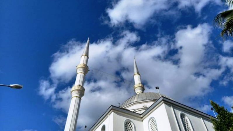 Merkez Yalı Camii’nin Alemi Bir Alem.