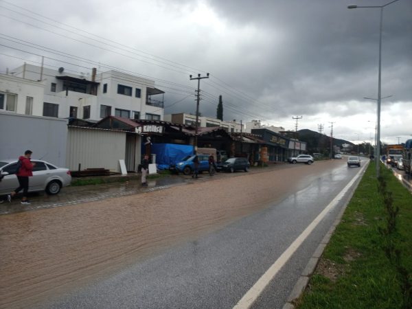 Yolları Da Su Bastı