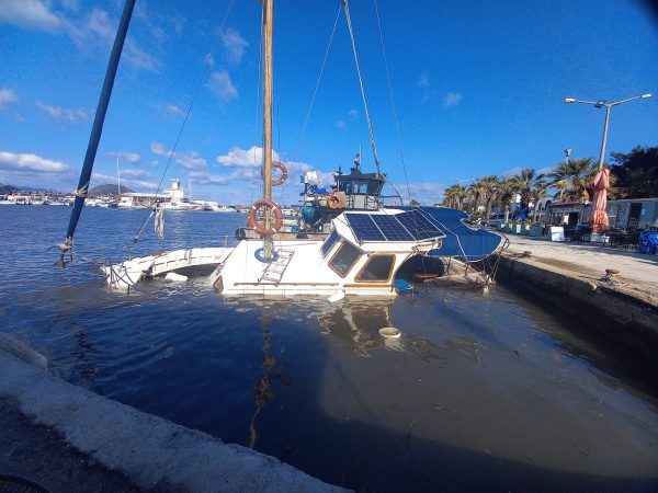 Gece Esen Fırtına Limanda Tekne Batırdı