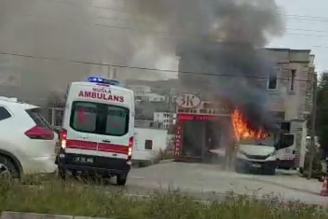 Ortakent’te Ticari Araç Alev Aldı