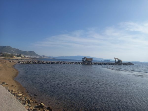 Boru Döşemek İçin Mendirek Yapıyorlar.