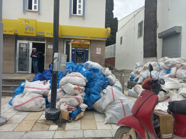 PTT’nin Arşivi Caddeye Taştı.