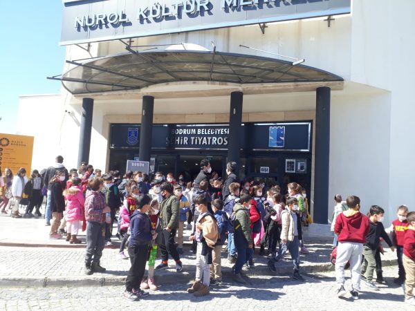 ÖĞRENCİLERE TİYATRO ETKİNLİĞİ DEVAM EDİYOR
