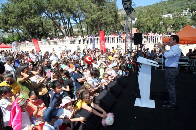 “ÇOCUK ŞENLİĞİ” UMURÇA PARKI’NDA COŞKU İLE KUTLANDI