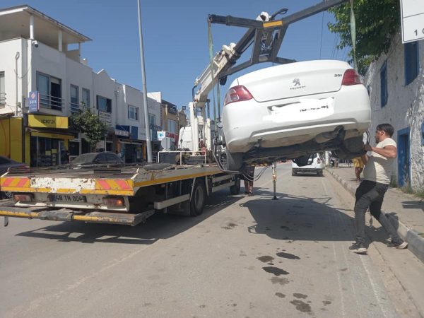 Turgutreis’te Hatalı Park Eden Araçlar Çekiliyor