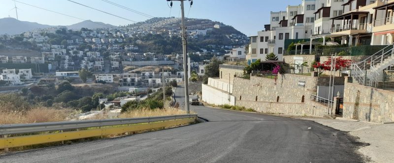 KOYUNBABA’DA VATANDAŞ KENDİ YOLUNU ASFALTLADI