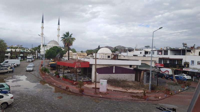 Turgutreis’te Belediyeye Ait İş Yerleri Yıkılıyor.