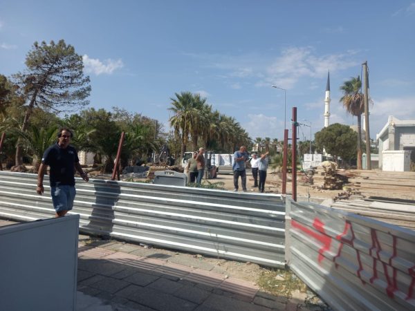 Zarar Gören Esnaf İnşaat Alanının Saclarını Söktü.