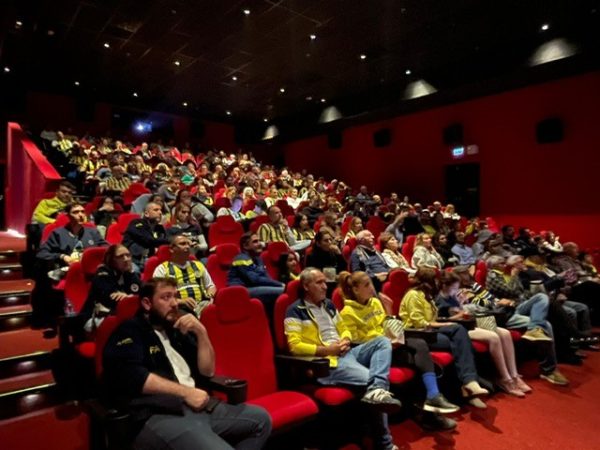 Fenerbahçeliler Zaferin Rengi’ni İzledi