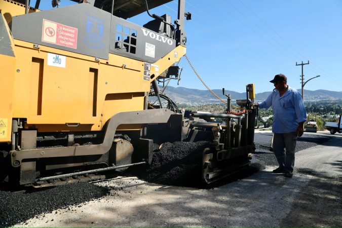 Belediyeden Bin 32 Ton Asfalt Serimi